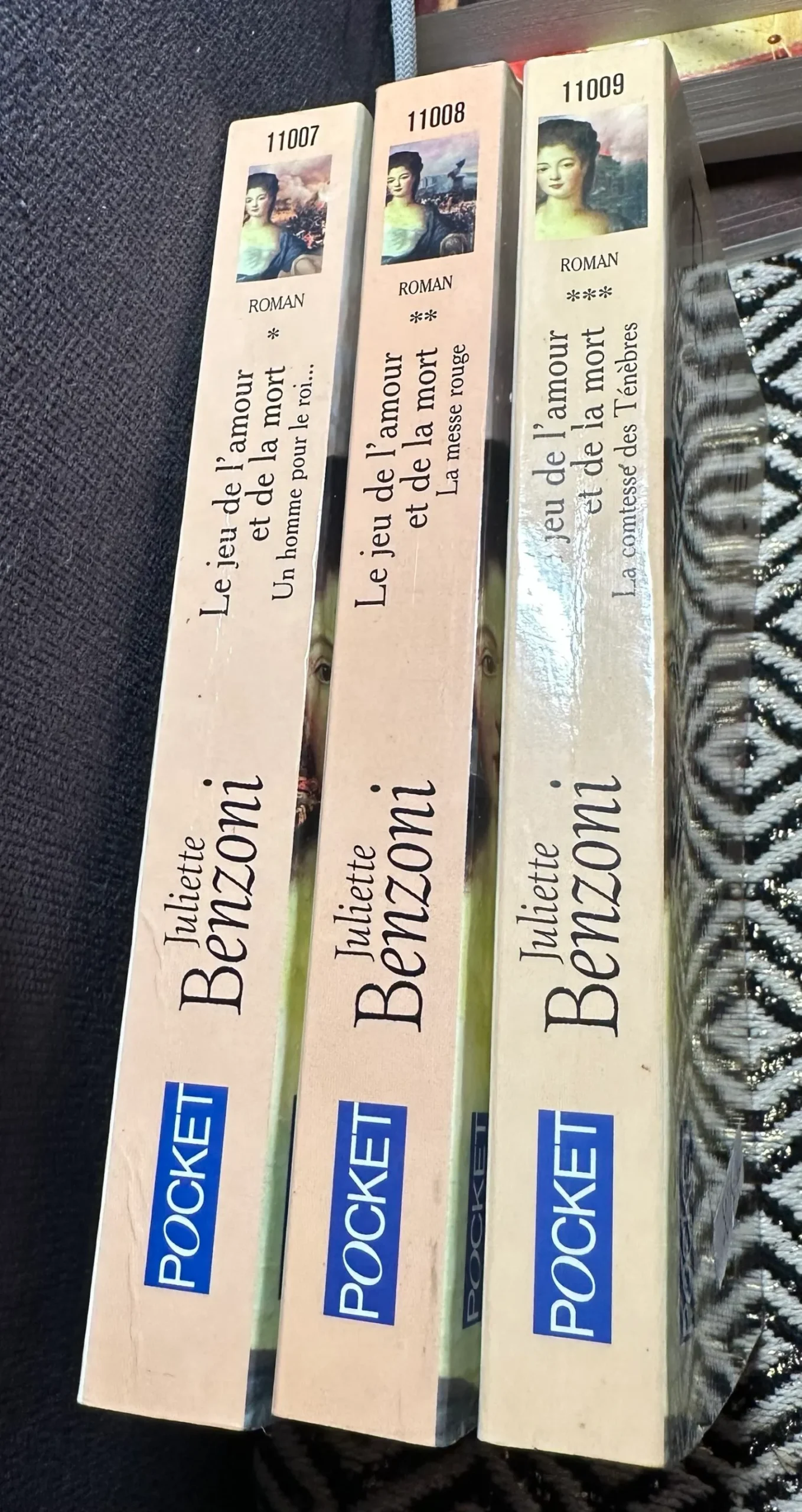 Le Jeu de l’amour et de la mort en 3 TOMES COMPLET. tome 1 : Un homme pour le roi. tome 2 : La Messe rouge. tome 3 : La Comtesse des ténèbres Juliette Benzoni